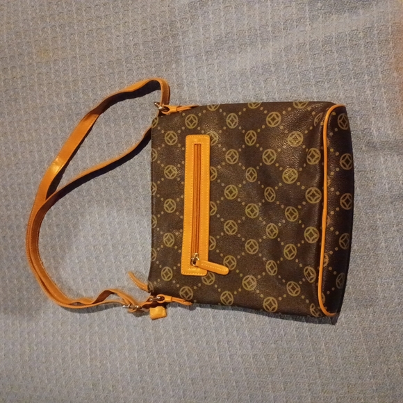 Brand New NWOT Designer Purse  ~ Great for gifting 🎁!! - Picture 2 of 3